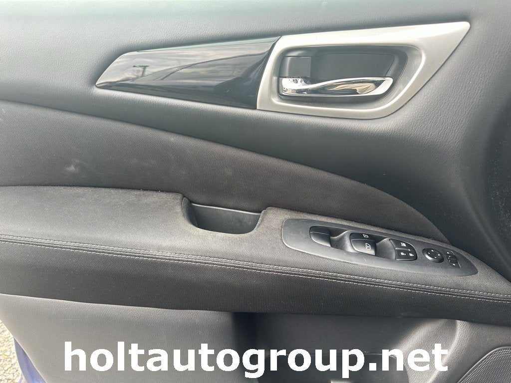 2017 Nissan Pathfinder SV